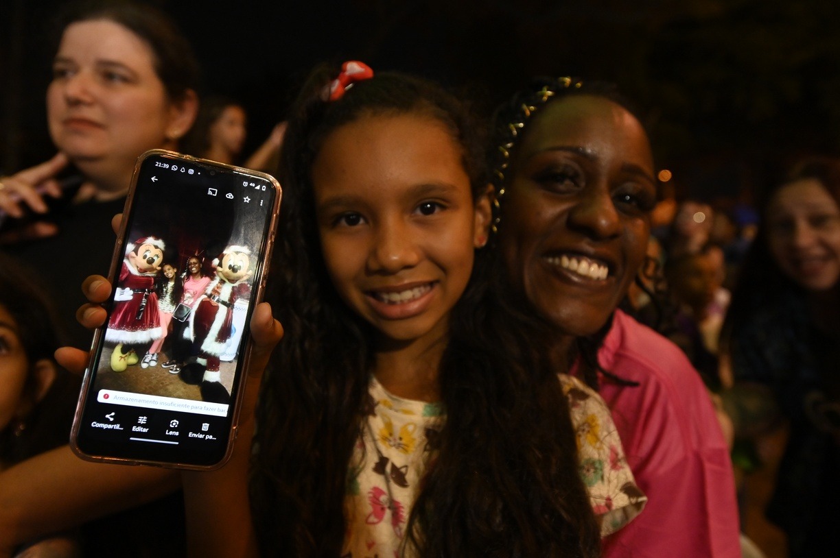 Jhasminy e Sara mostram a foto que tiraram com os personagens