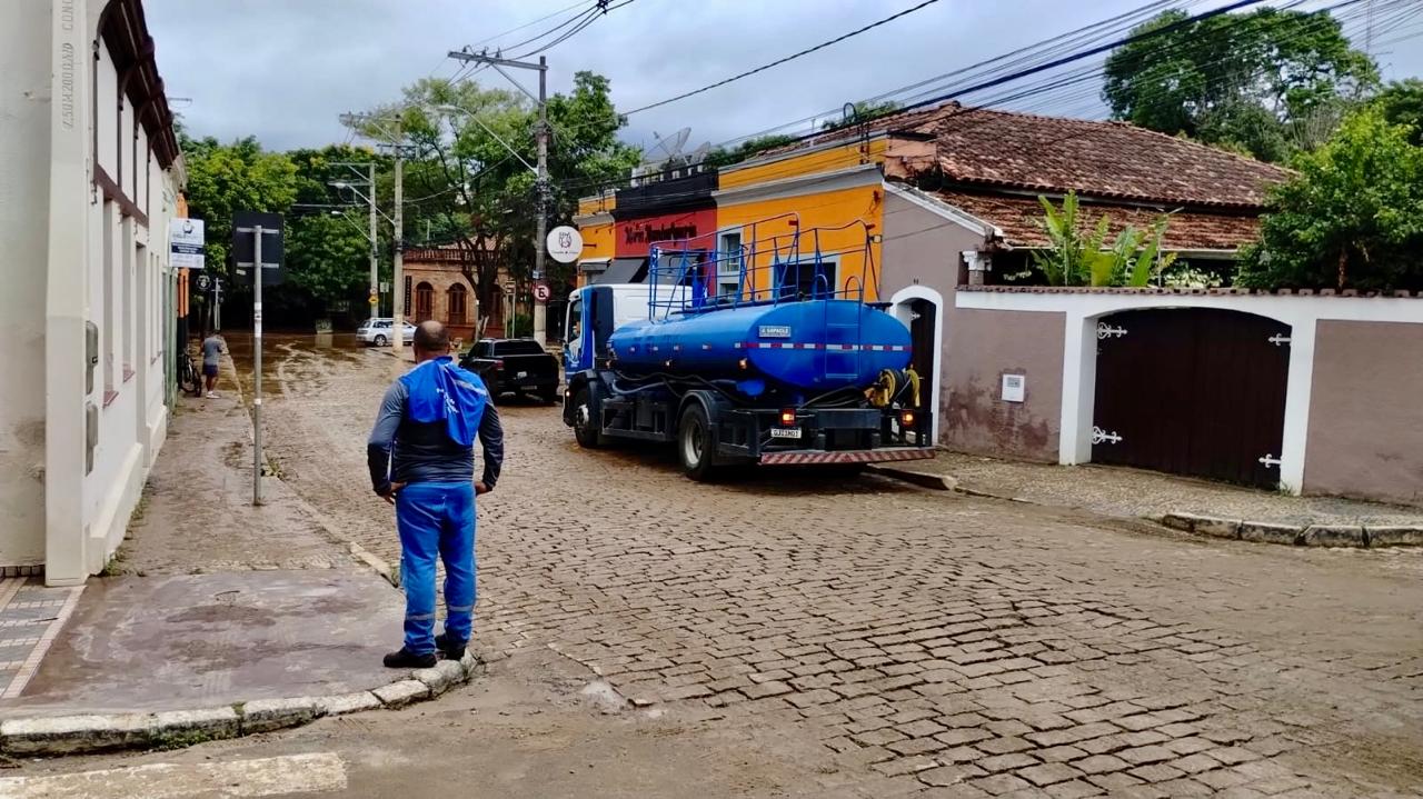 Divulgação Trabalho de limpeza no distrito de Sousas