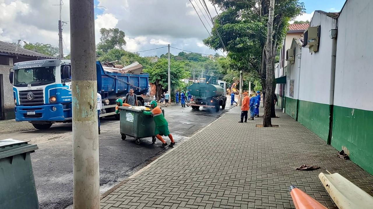 Divulgação Trabalho de limpeza segue no Distrito de Sousas. Fotos: Divulgação