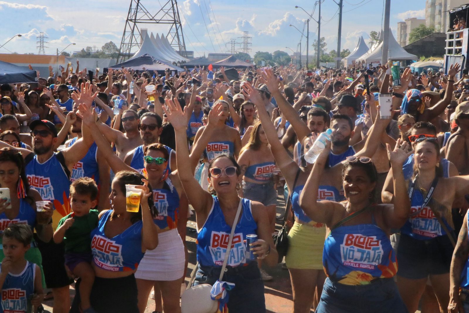 Cerca de 1r0 mil pessoas acompanharam o bloco Vô Jajá no Nova Europa