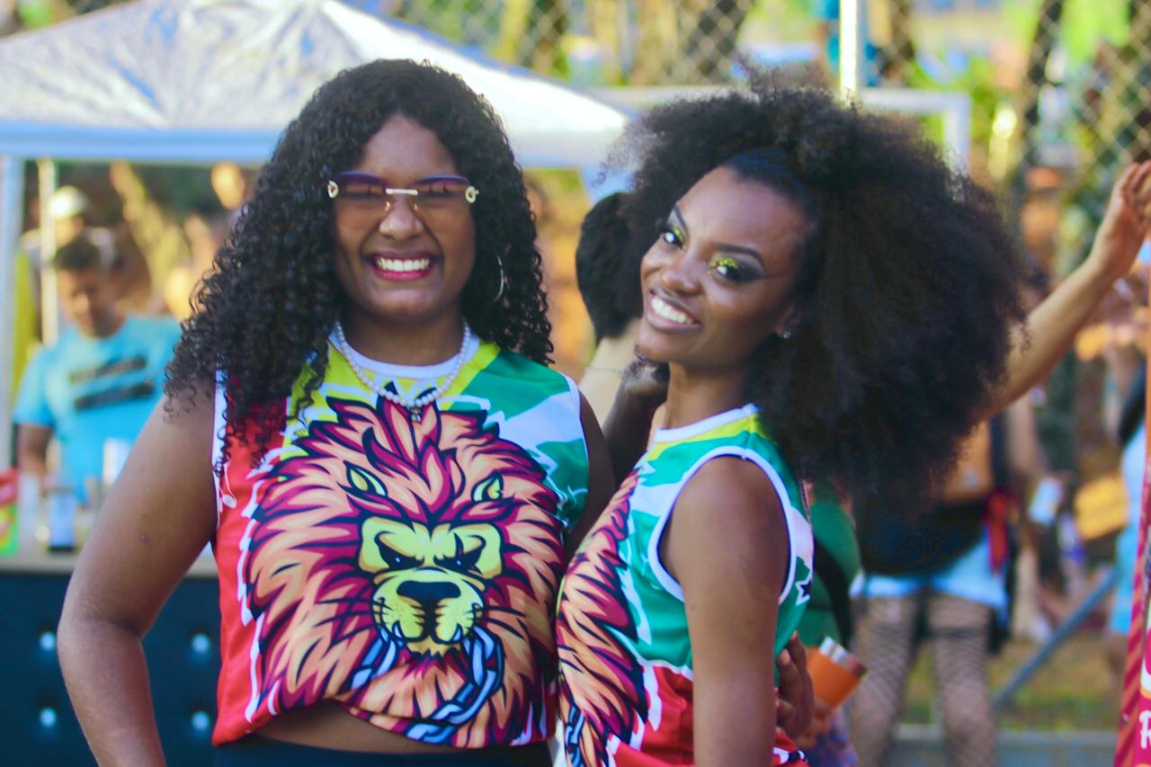 Foliões curtem o pré-carnaval