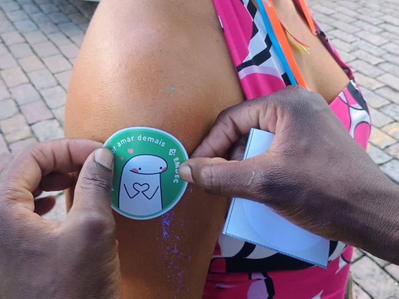 "Autuado por amar demais" é um dos adesivos divertidos que serão entregues pela Emdec