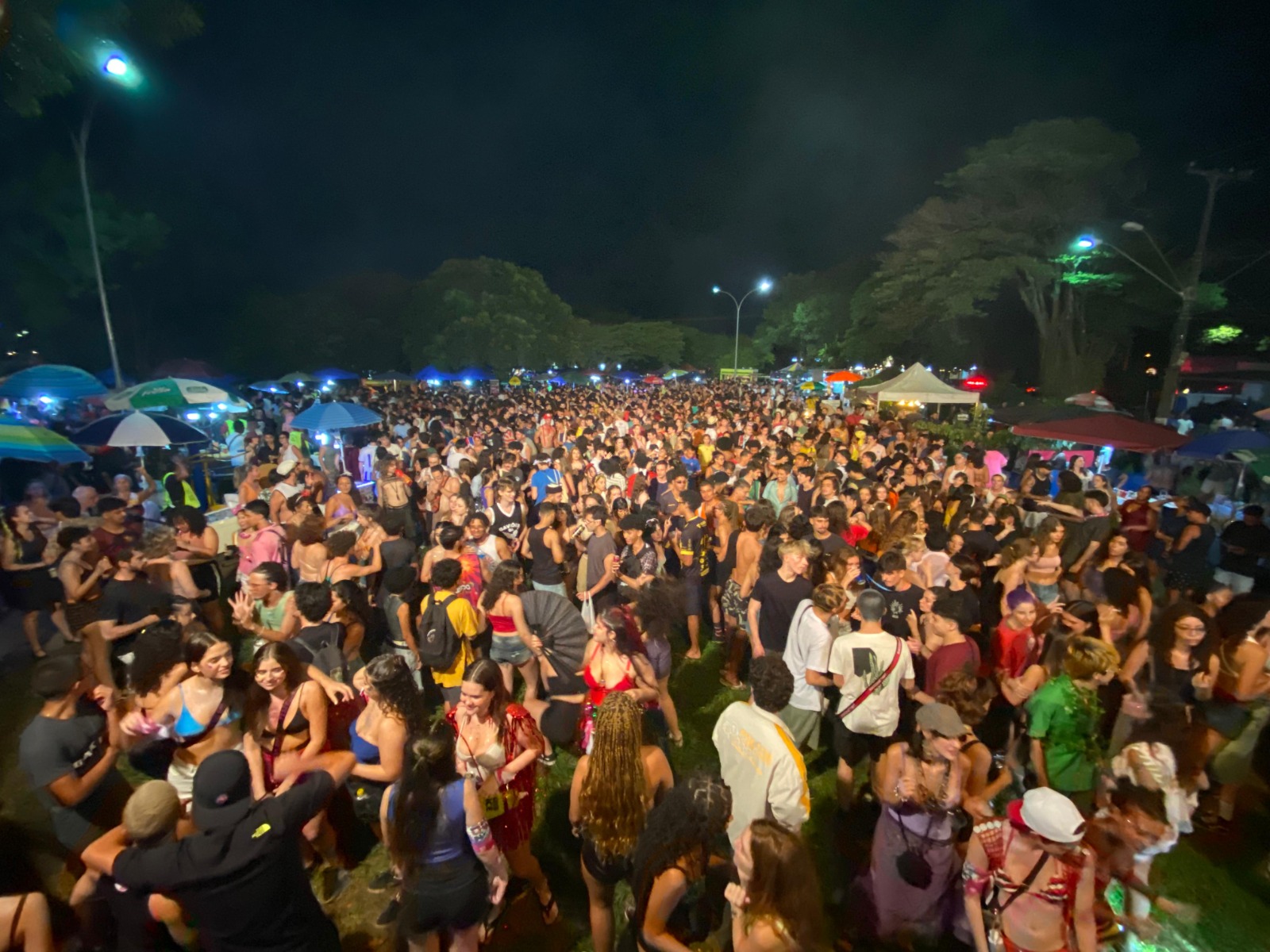 Firmino Piton Praça Durval Páttaro, em Barão Geraldo, ficou lotada com a folia na noite de sexta-feira, 28
