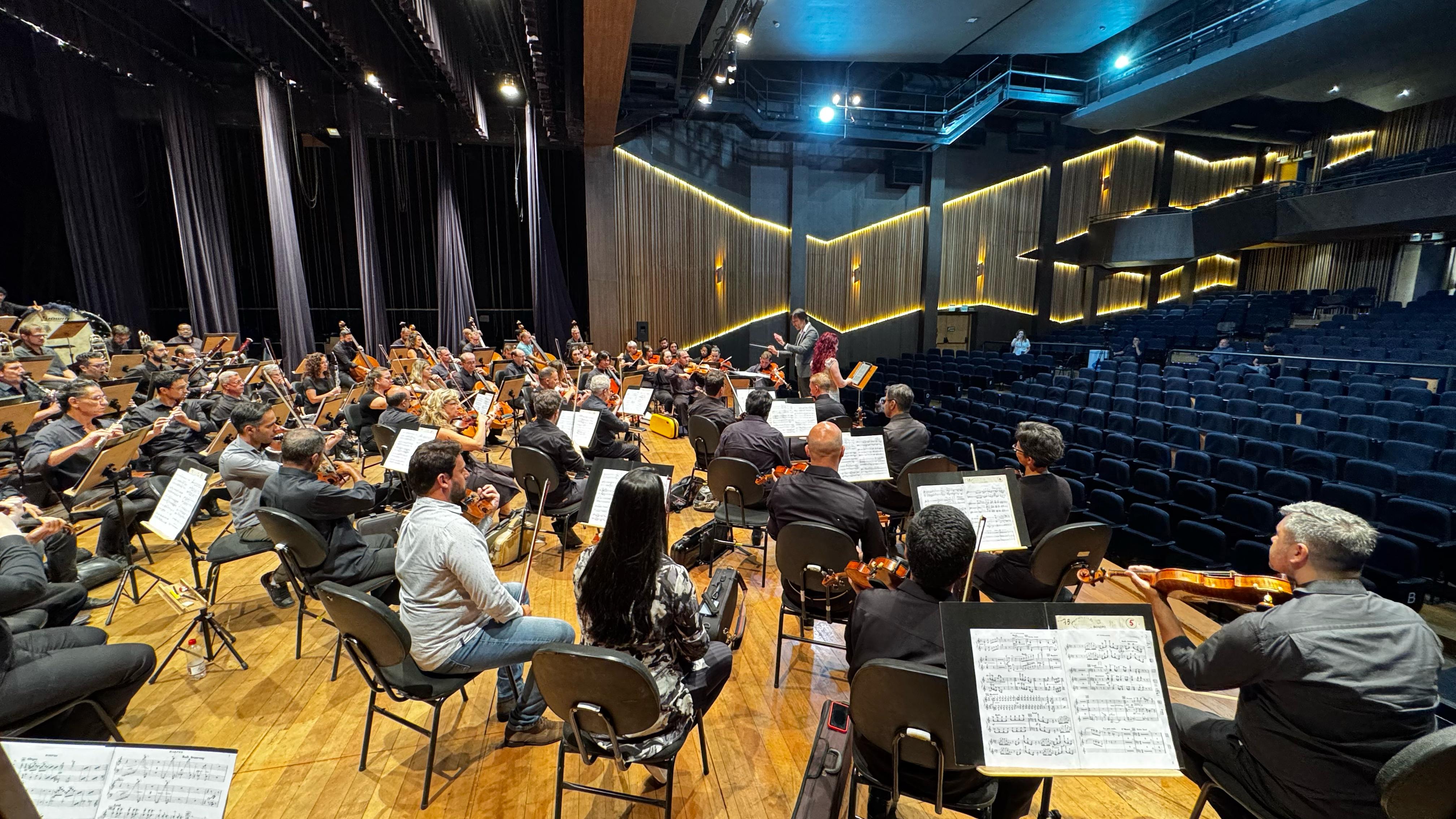 Convidados no Teatro Castro Mendes receberam uma "palhinha" da OSMC sob a regência do maestro Carlos Prazeres