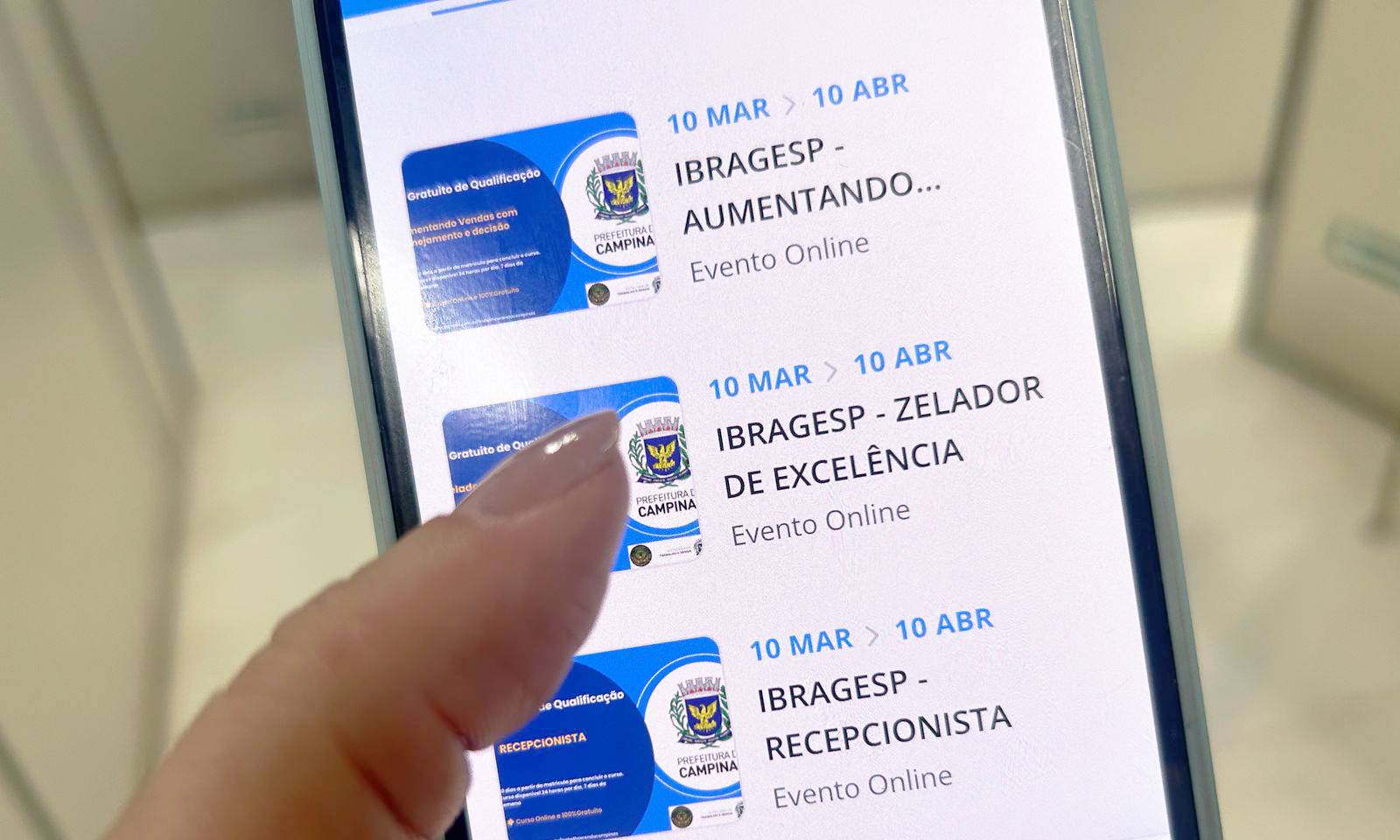 Divulgação Um celular com acesso à internet já é suficiente para realizar os cursos na modalidade on-line