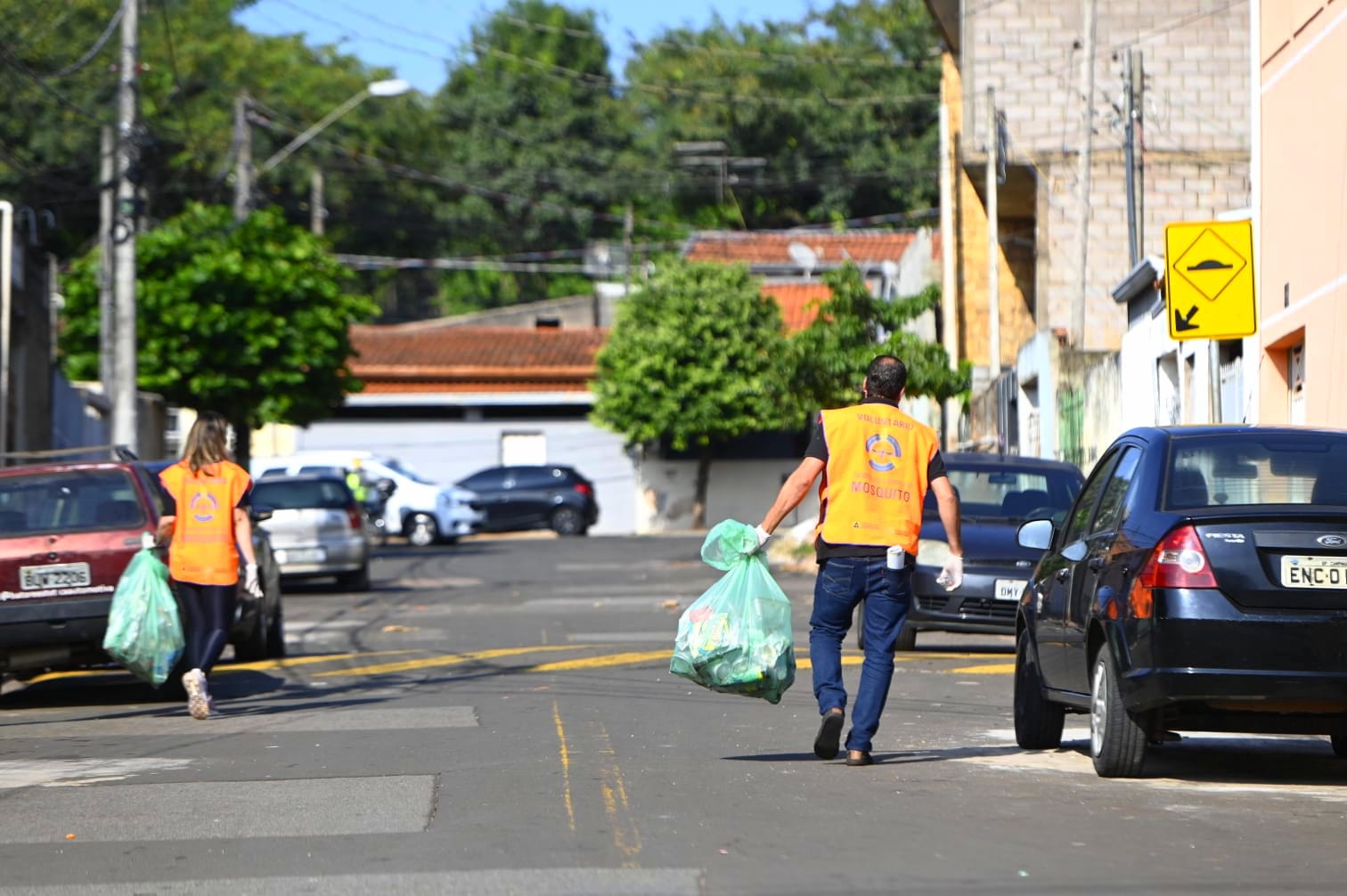 Voluntários e agentes percorreram as ruas para recolher possíveis criadouros do mosquito da dengue