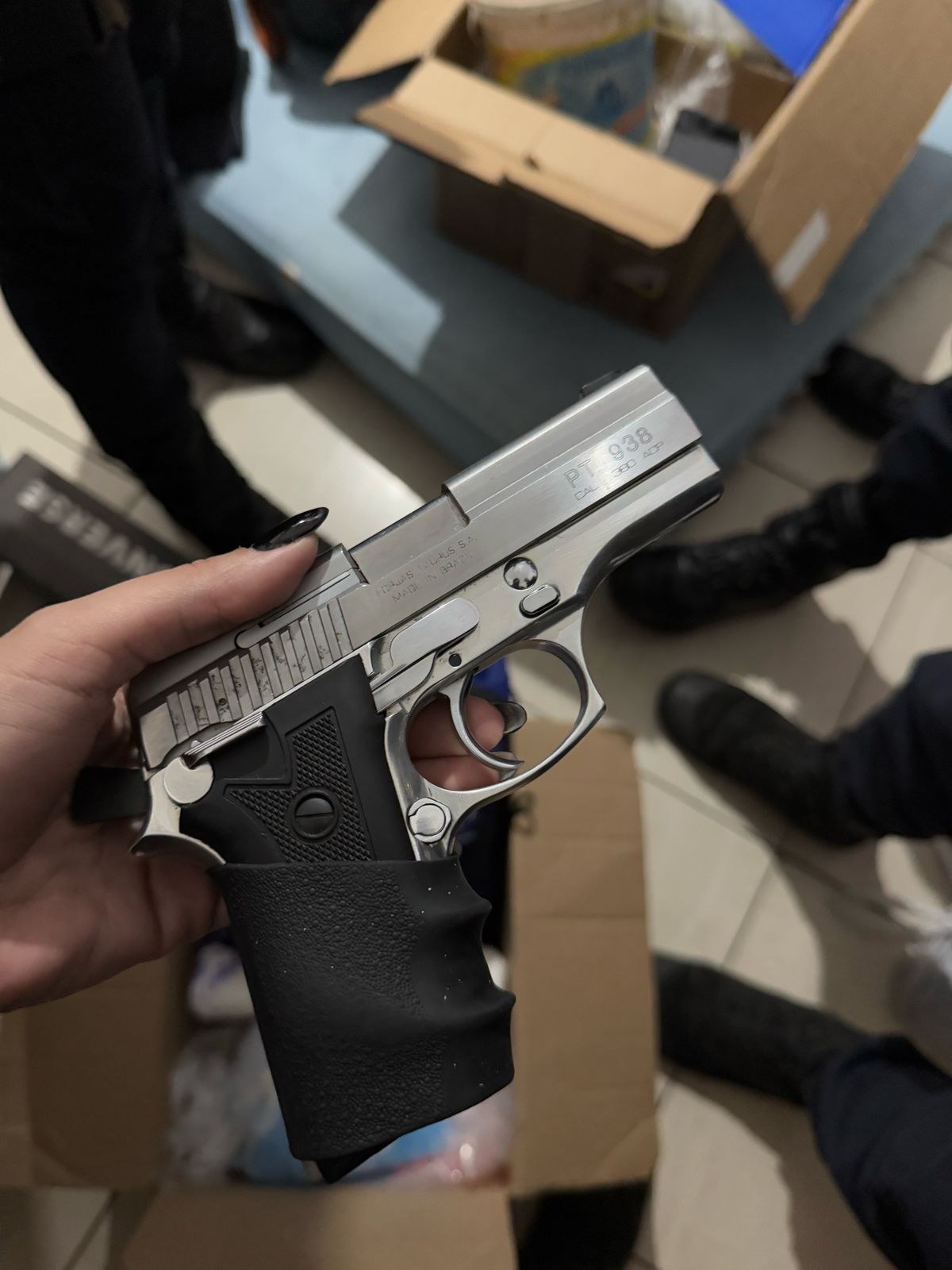 Divulgação Durante a abordagem, os agentes localizaram uma pistola calibre .380 (foto)