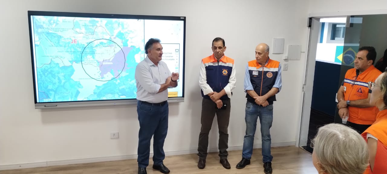 Divulgação  O secretário de Segurança de Valinhos, Major Osvaldo Luiz de Rocco (de branco), o diretor da Defesa Civil da cidade, Eduardo Matias, e Sidnei Furtado