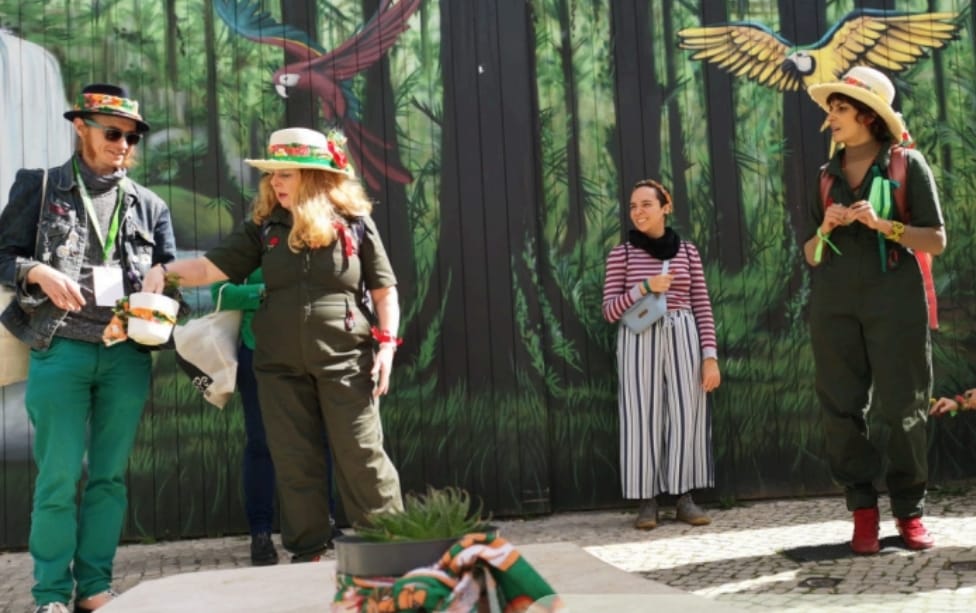 Participantes são convidados a passear pela cidade levando em sua companhia uma planta