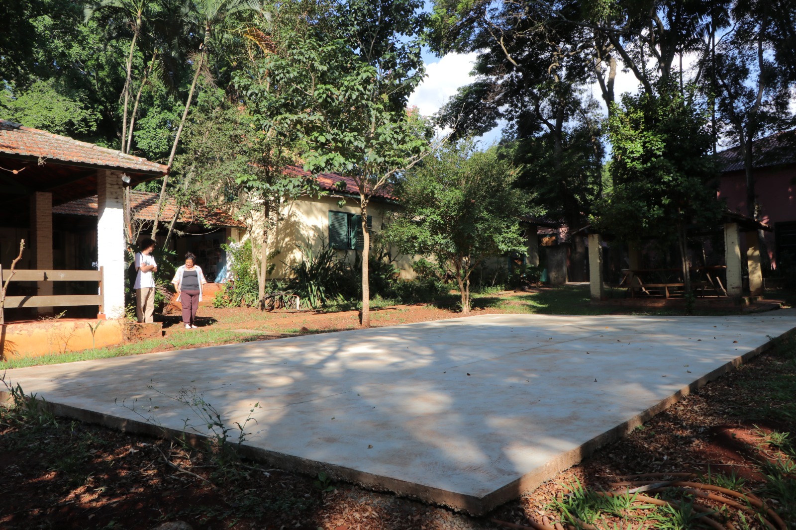 Neusinha Aguiar (de calça marrom) mostra o novo espaço externo, que também terá eventos e atividades culturais