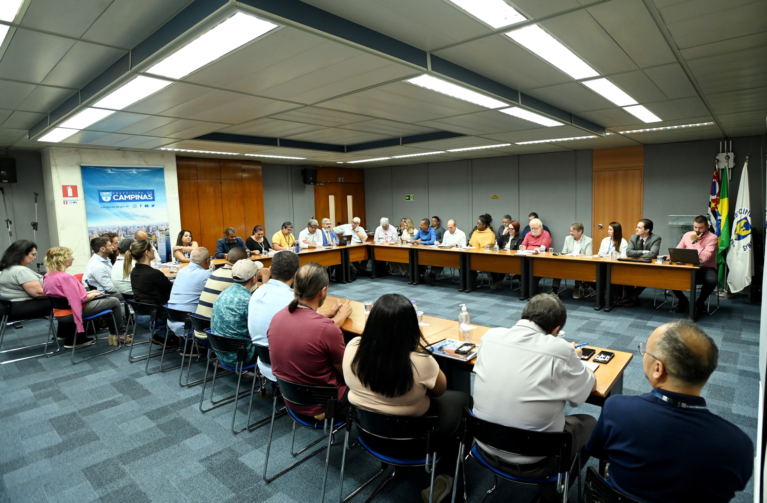 Carlos Bassan Reunião foi realizada na Sala Azul do Paço Municipal; próximo encontro será na segunda-feira, 26