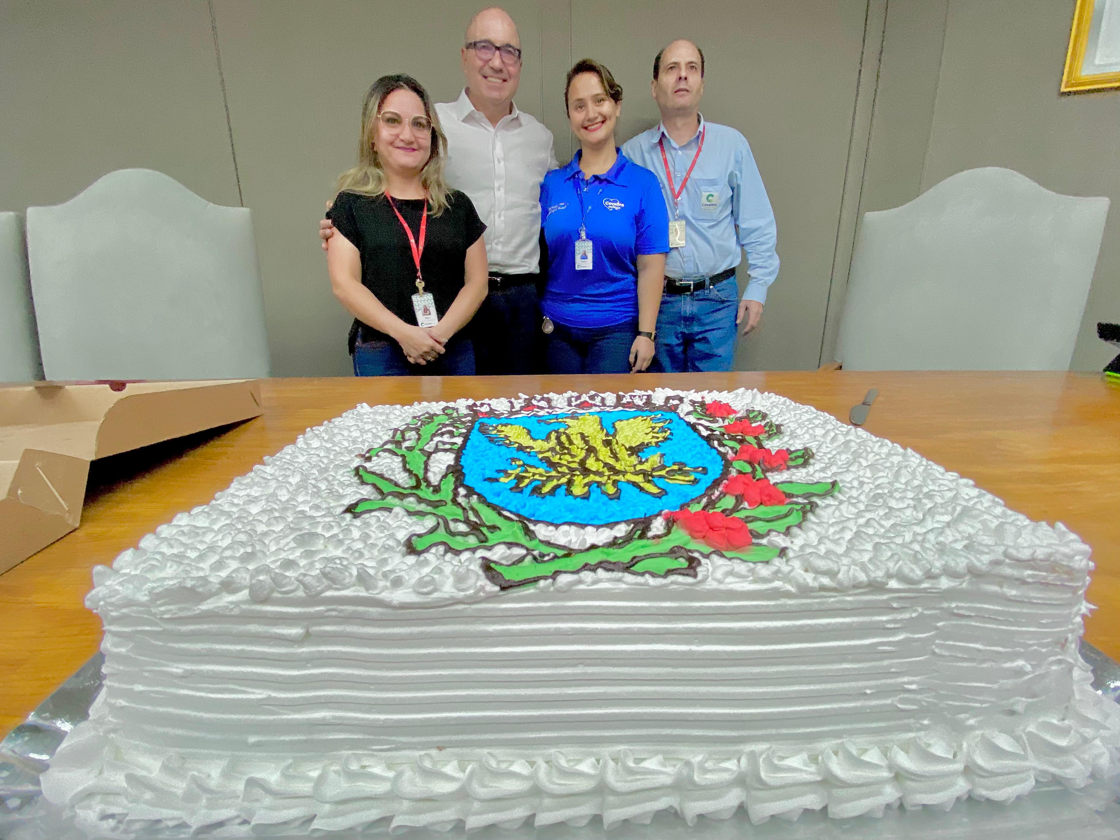 Firmino Piton Representantes da Rede fizeram a entrega do bolo na Prefeitura
