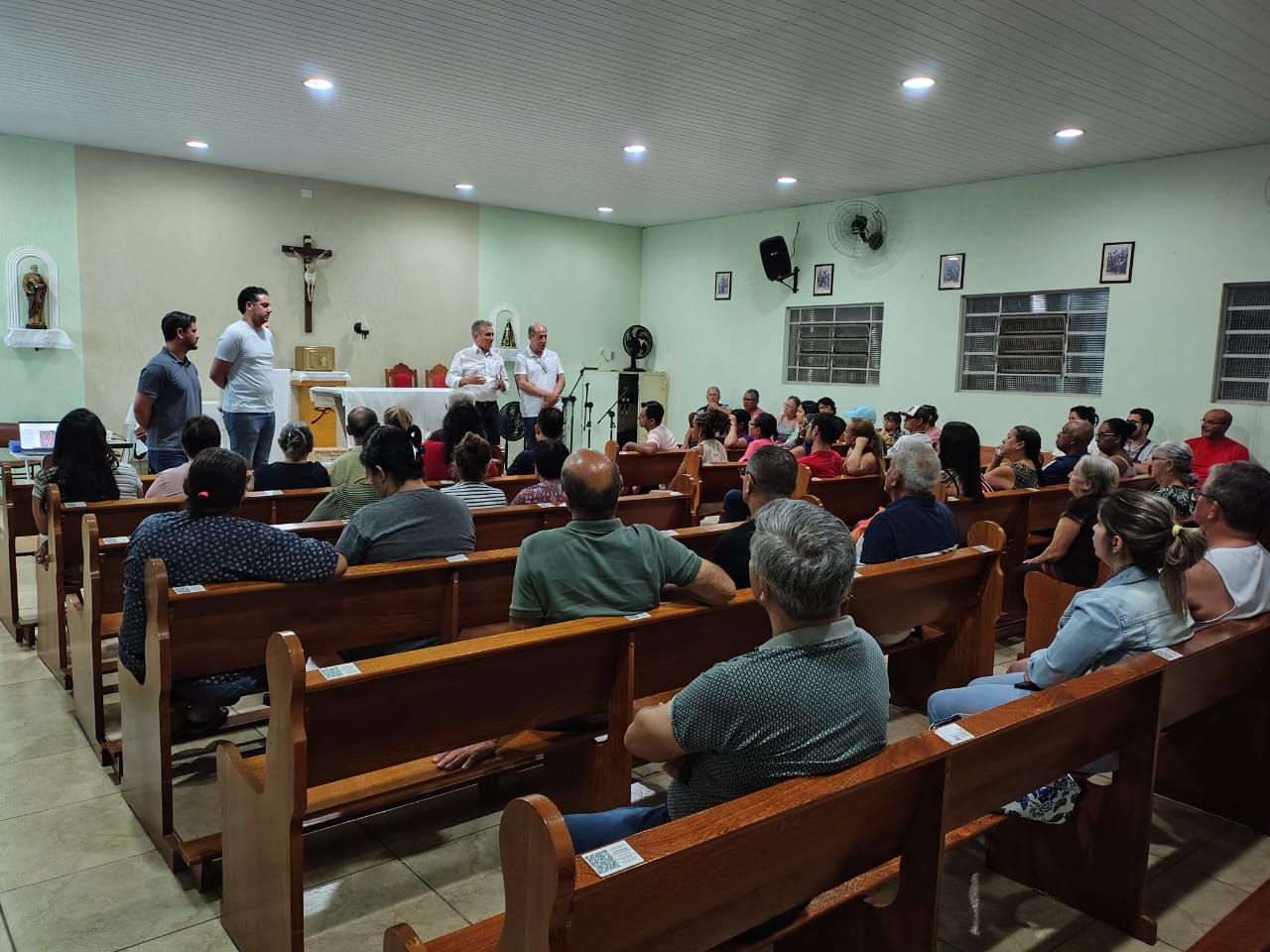 Divulgação População reunida com a equipe da Seclimas e Orçamento Cidadão para debater o projeto