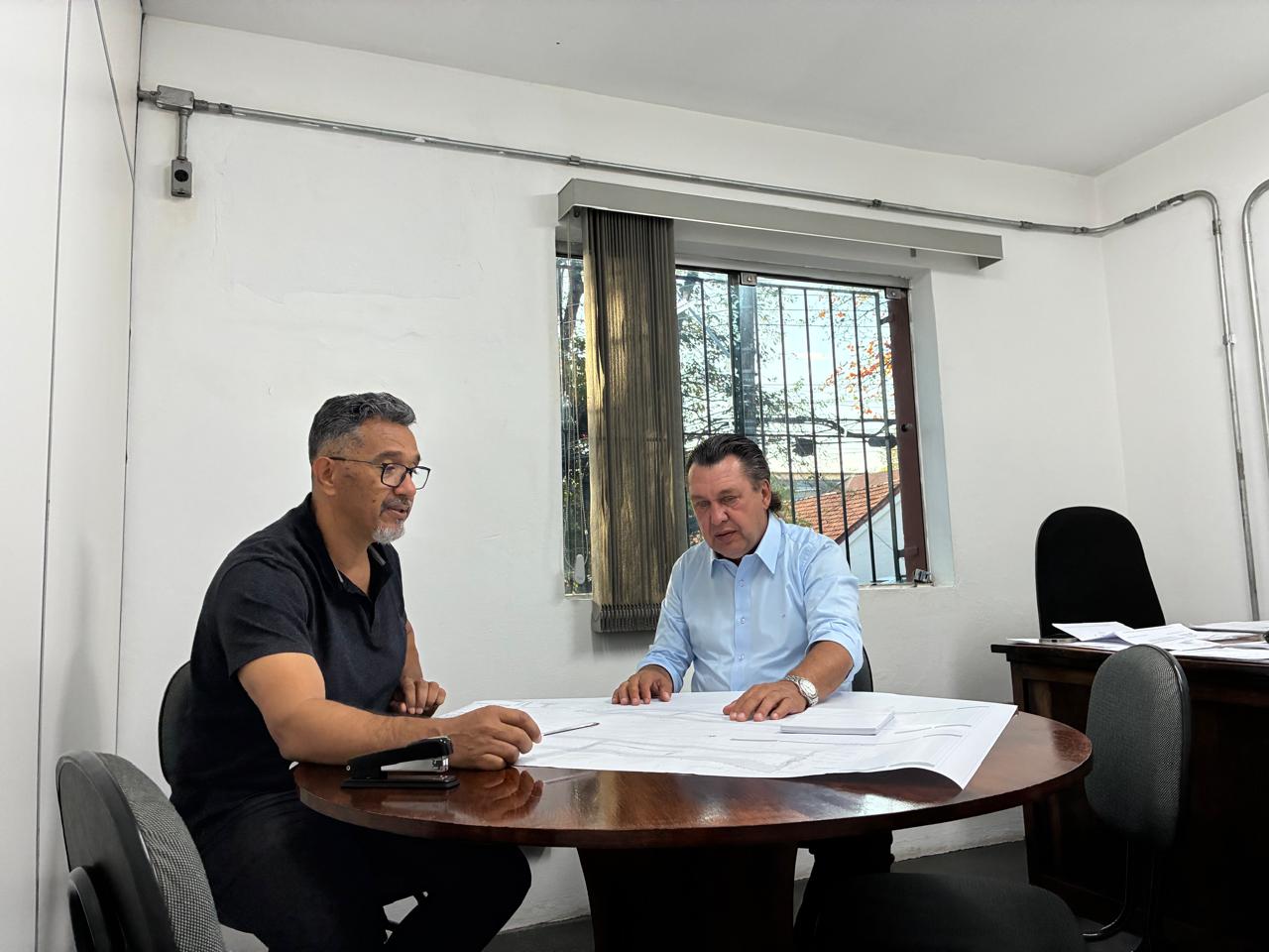 Divulgação O diretor do Departamento de Monitoramento e Medidas Sócio-Habitacionais da Secretaria de Habitação, Elias Hernane Azevedo, e o secretário de Habitação, Luiz Henrique Cirilo, conferem detalhes do projeto