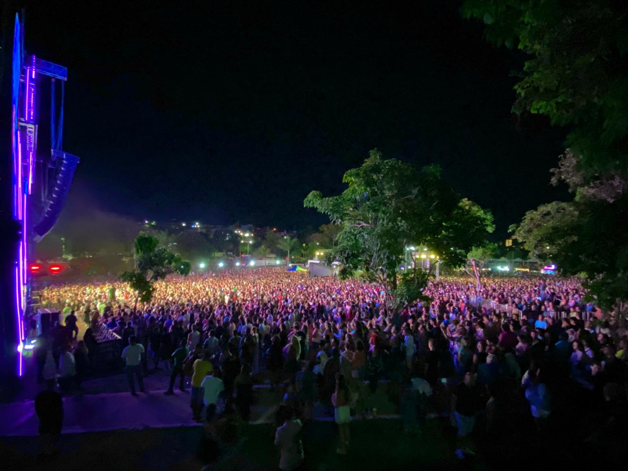 Show-concerto levou multidão à Praça Arautos da Paz