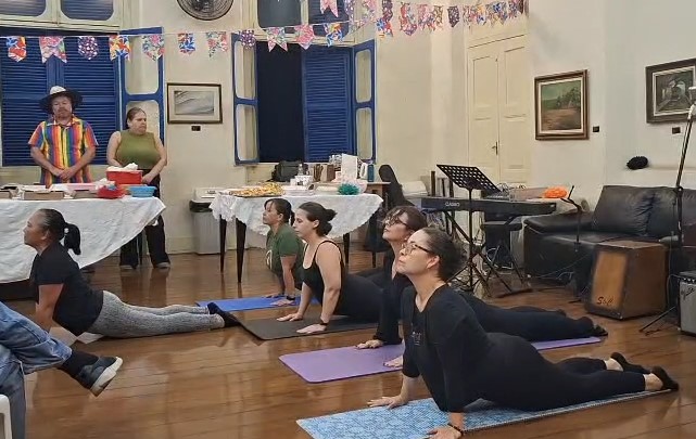 Teve até prática de yoga 