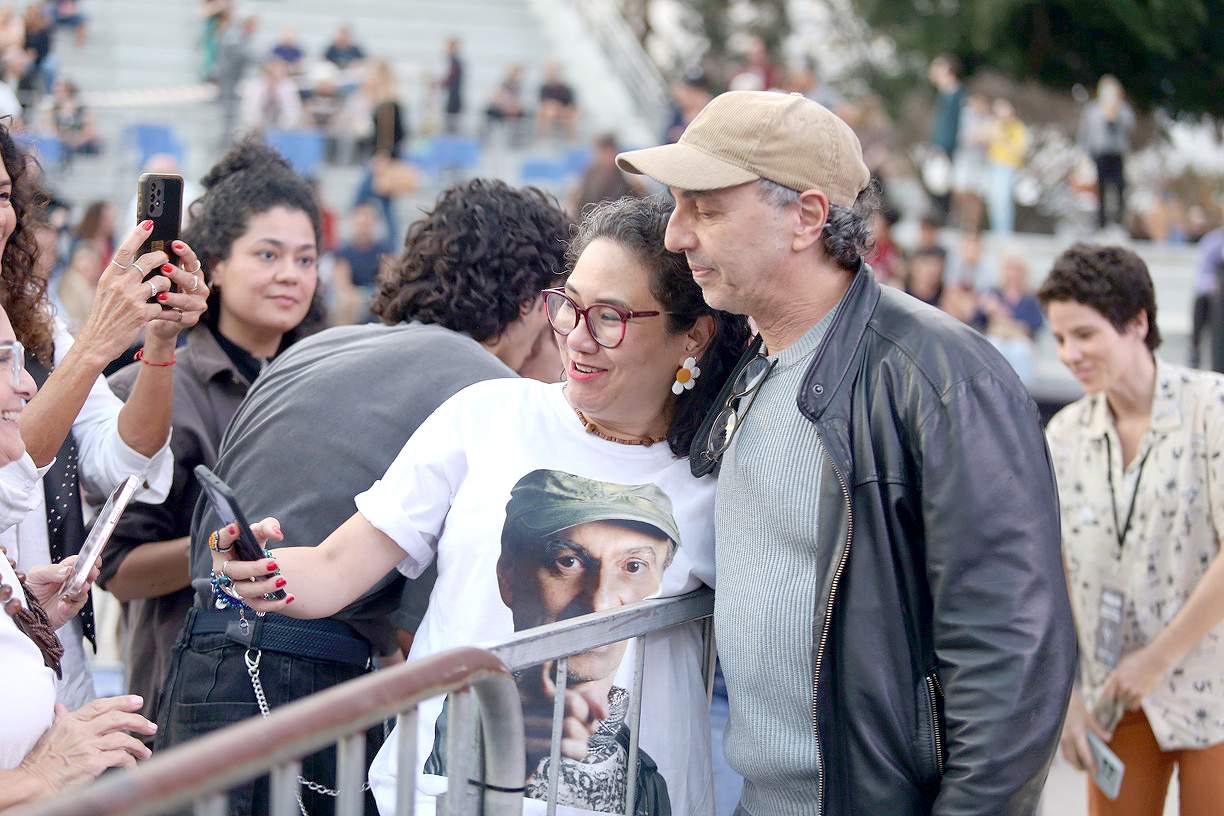Adriano Rosa Zeca Baleiro falou com os fãs antes do espetáculo; na foto com Eliane Mitsue