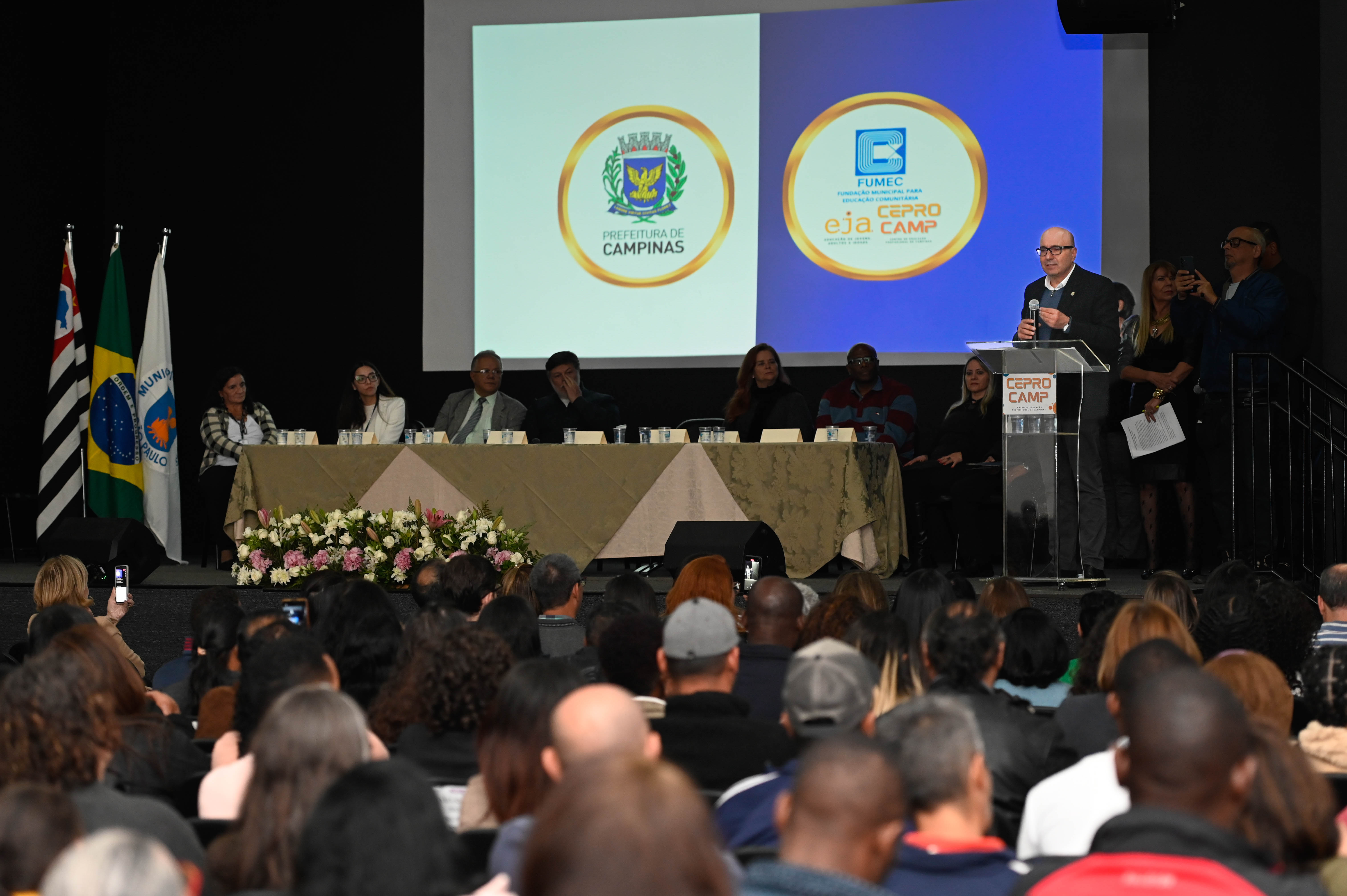 Prefeito fala em cerimônia de formatura