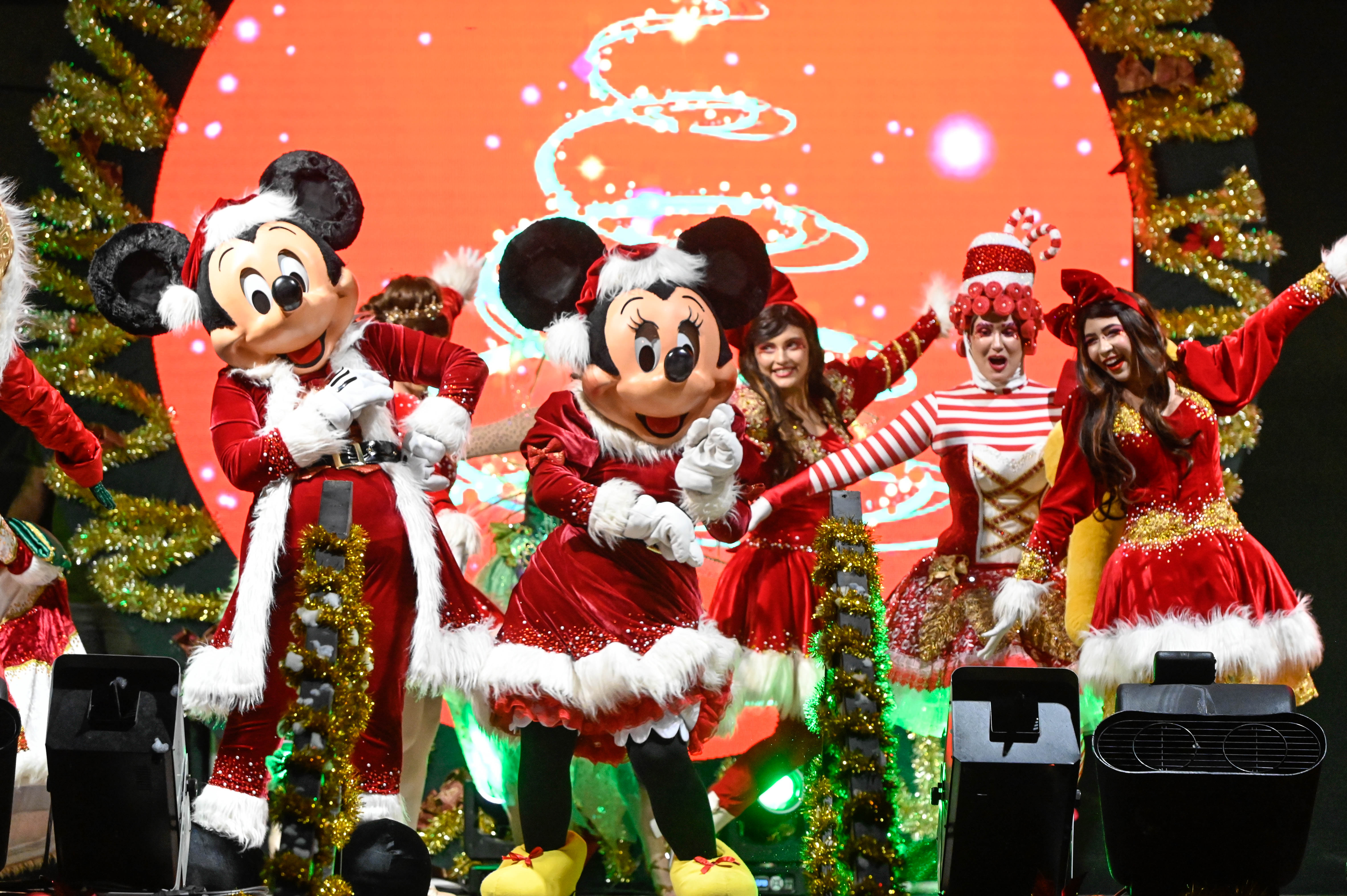 Mickey e Minnie abriram a festa para a grande estrela do evento