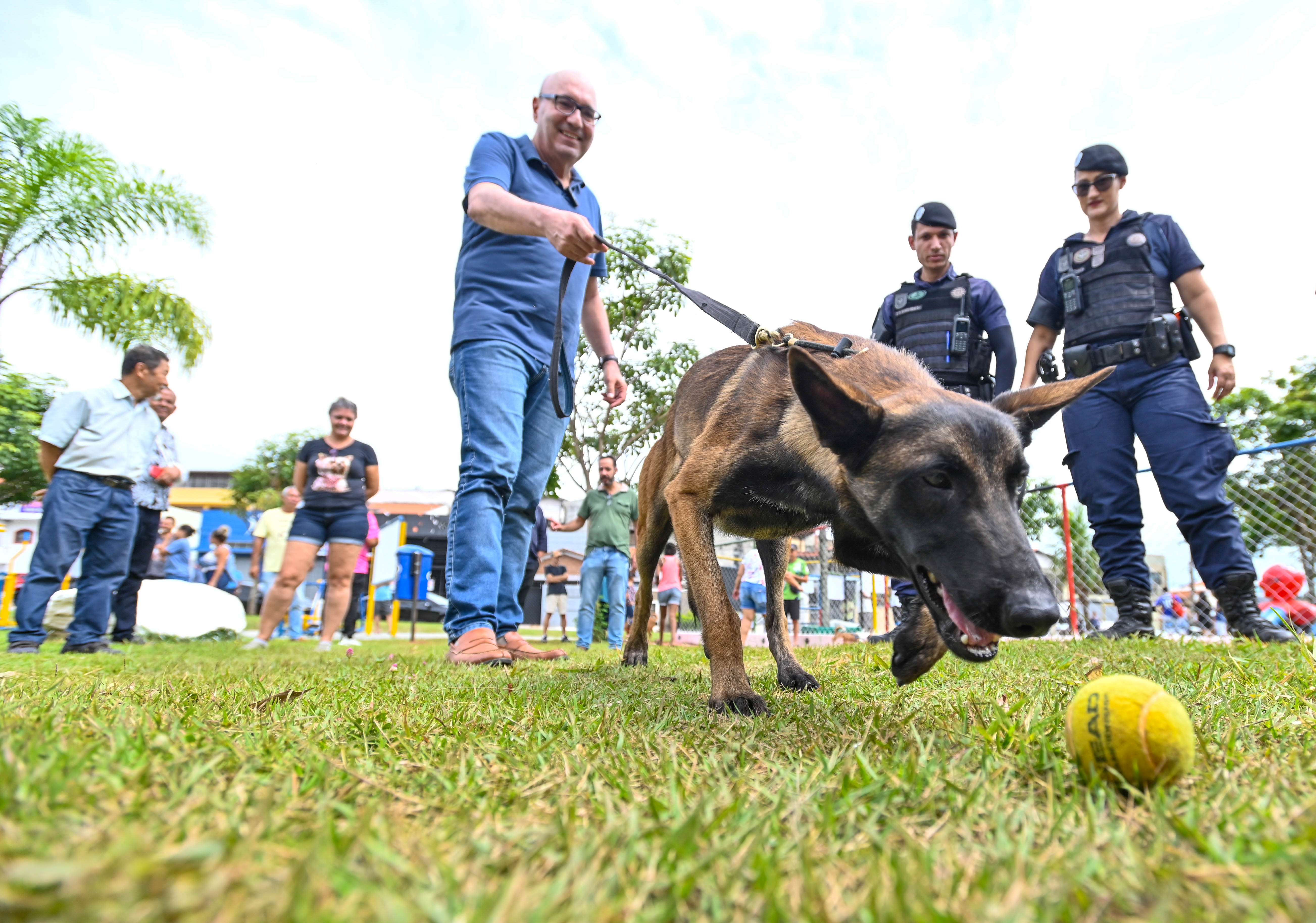 Prefeito brinca com cão no espaço