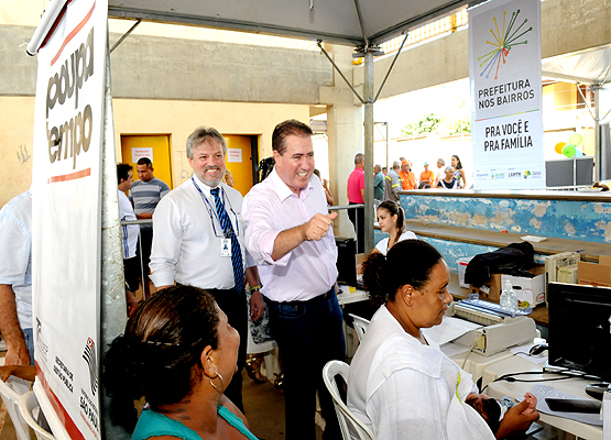 Prefeito confere movimento no Poupatempo