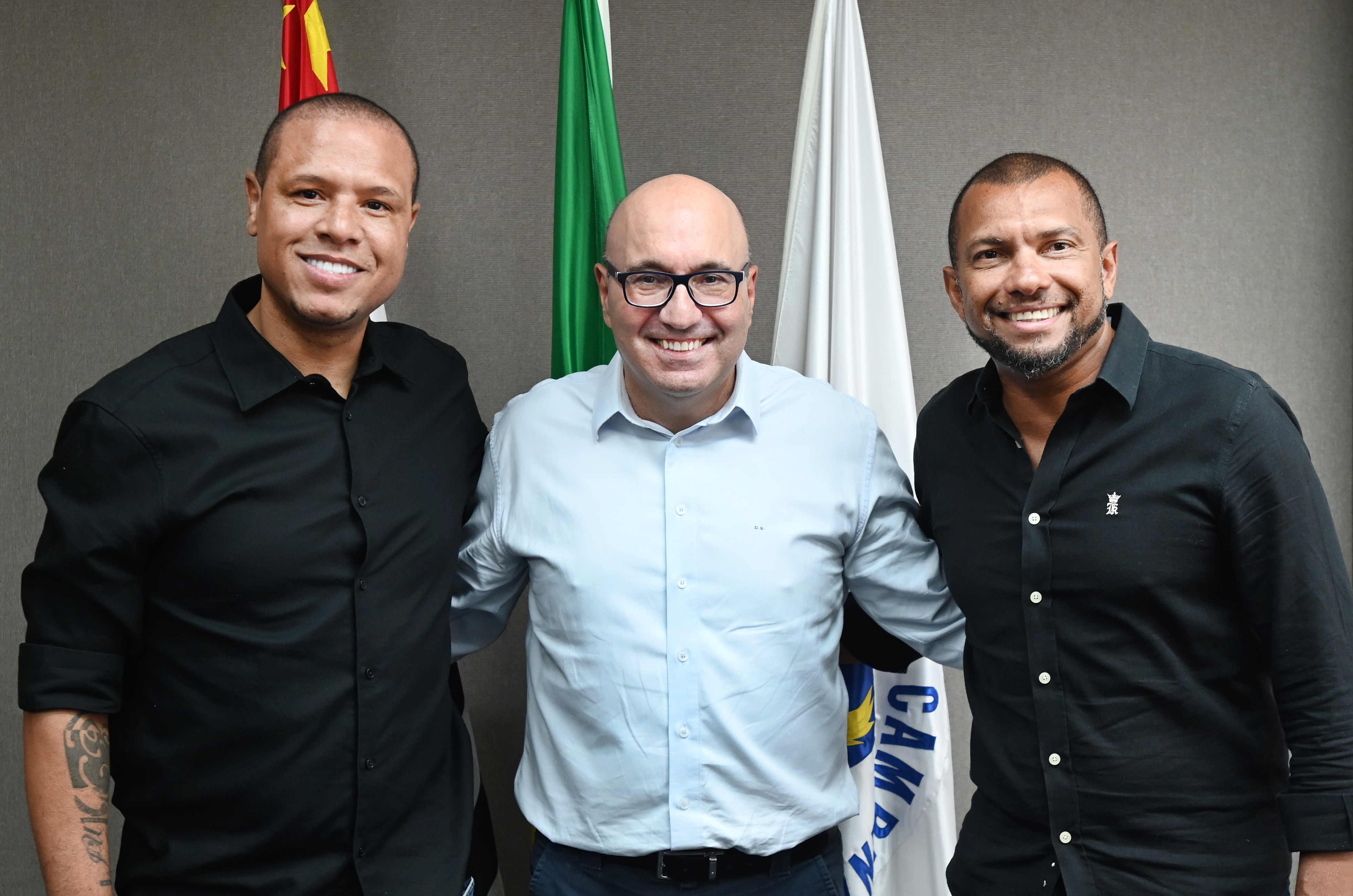 Luís Fabiano (esq), o prefeito Dário e Amoroso, que em dezembro também organiza o O jogo da família