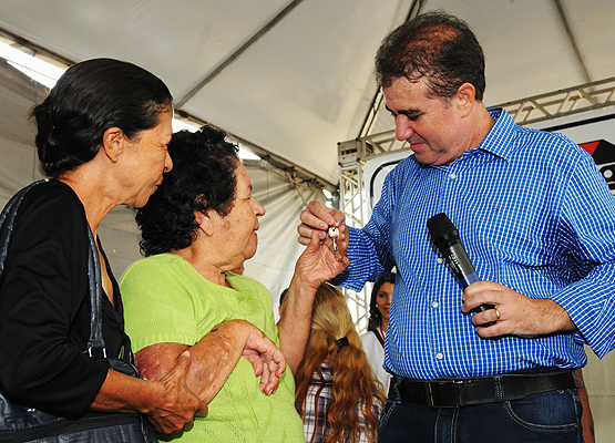 Jonas entrega chave do apartamento à sorteada do Residencial Abaeté