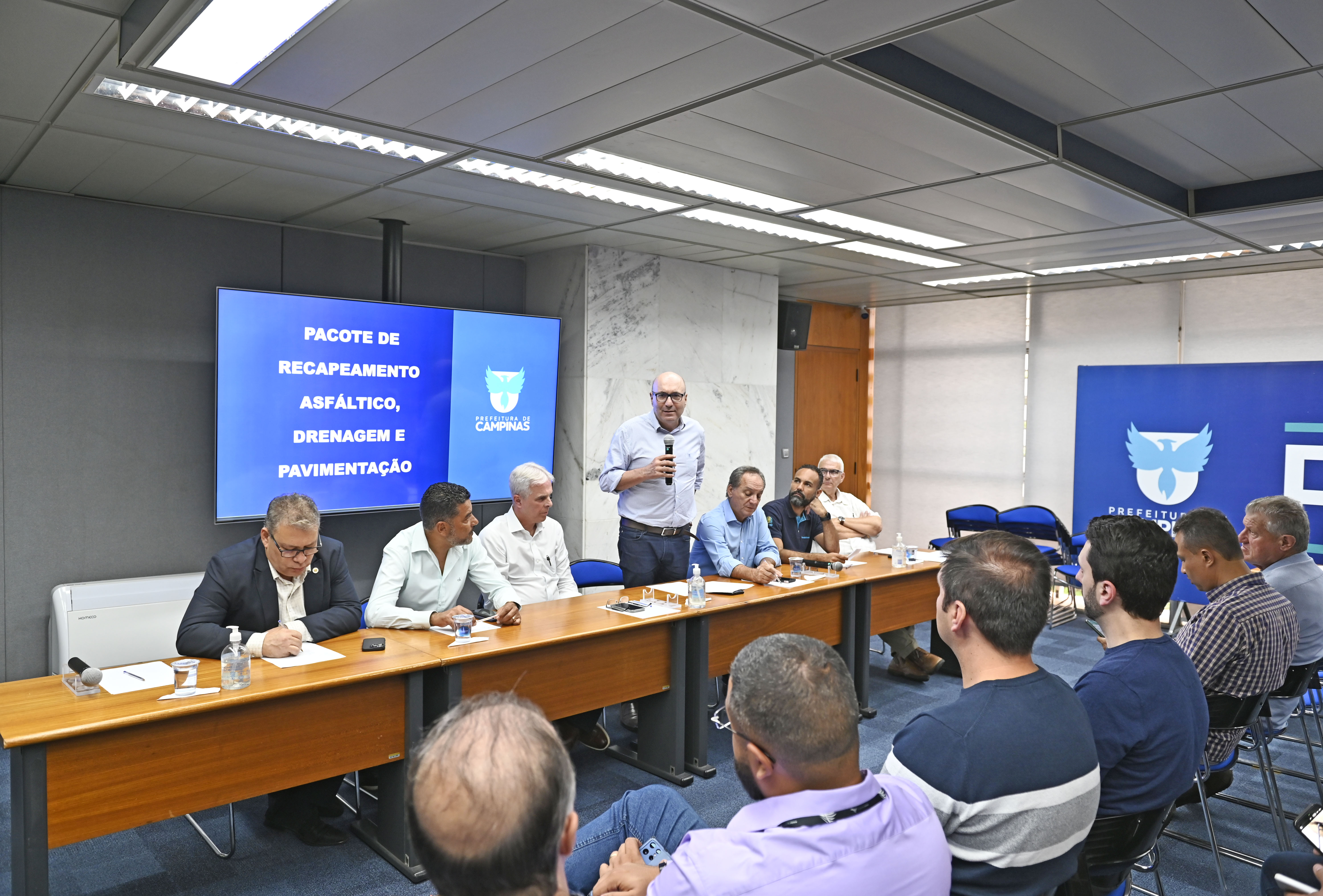 Projeto de recapeamento, drenagem e pavimentação foi apresentado na Sala Azul