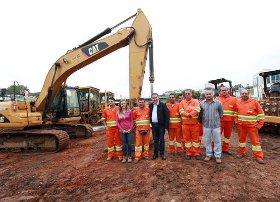 Equipe responsável pela obra posa para foto a