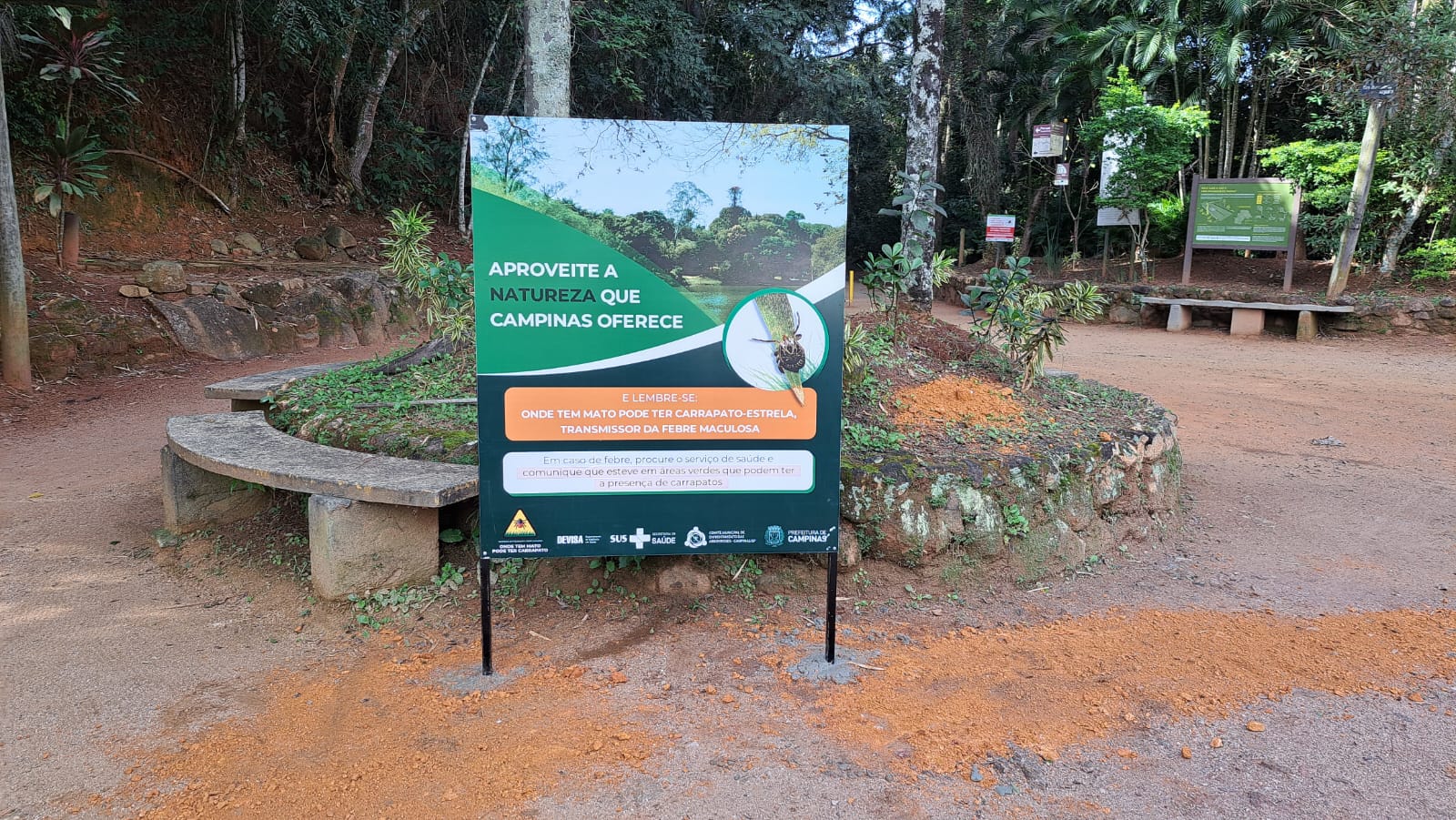 Placa informa: onde tem mato pode ter carrapato-estrela, transmissor da febre maculosa