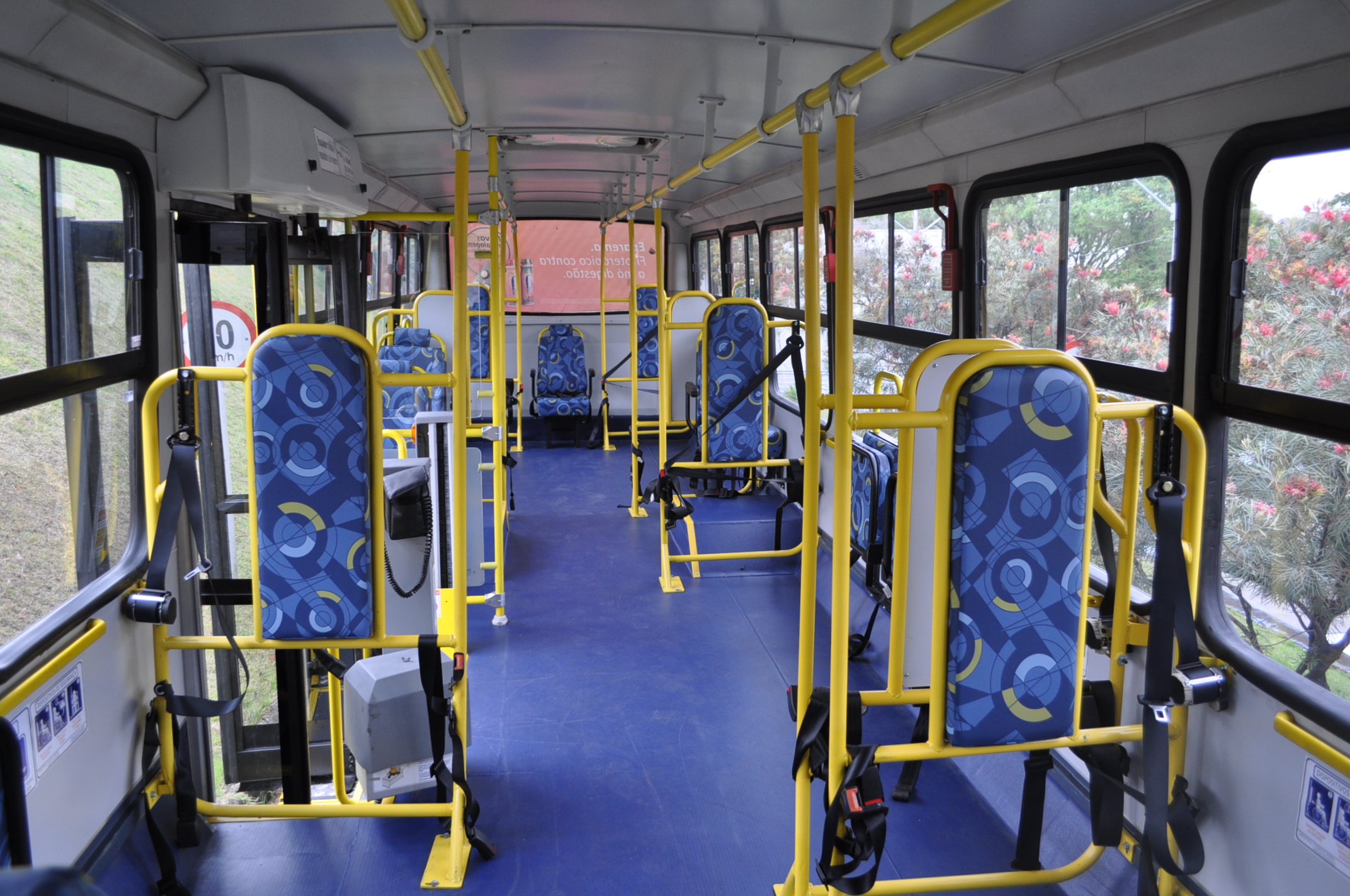 Interior de novo ônibus com capacidade para 24 cadeirantes