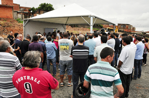 Comunidade participa da cerimônia de assinatura