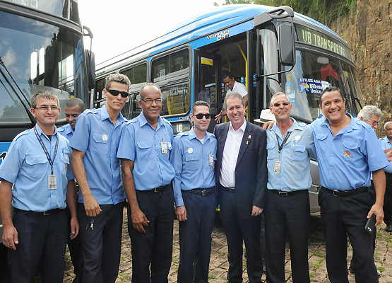 Jonas posa com os condutores