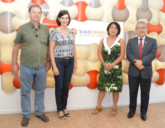 Dirceu Pereira Junior (diretor de Trabalho e Renda), Lilia Faria Iglesias Coutinho (coordenadora da Casa do Empreendedor), Sanae Murayama Saito (presidente do SindiVarejista) e Luis Yabíku (secretário de Trabalho e Renda), na sede do sindicato