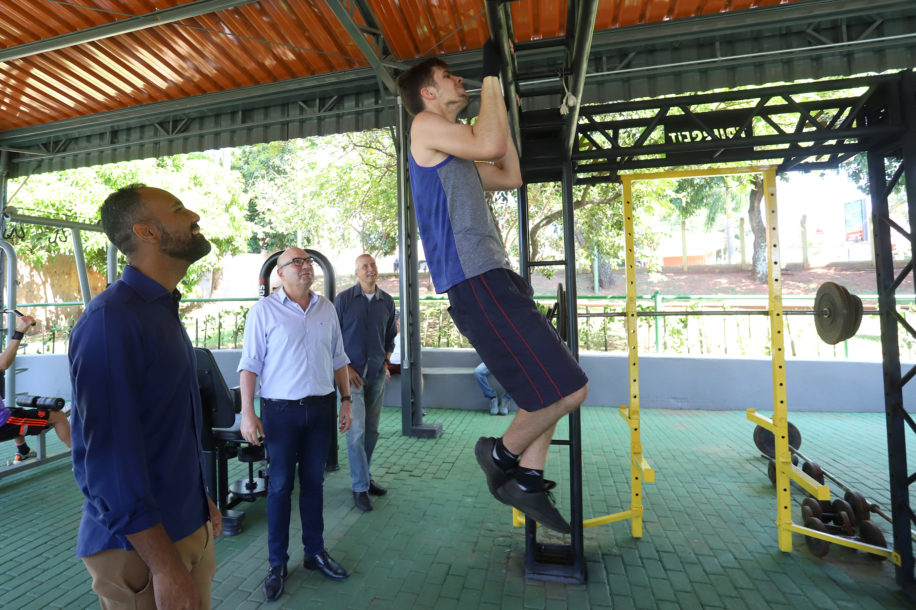 Dário observa usuário fazendo exercício