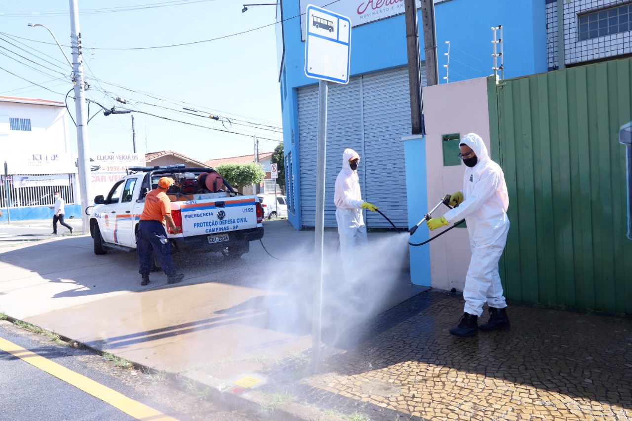 Pontos de ônibus são desinfectados pelos técnicos