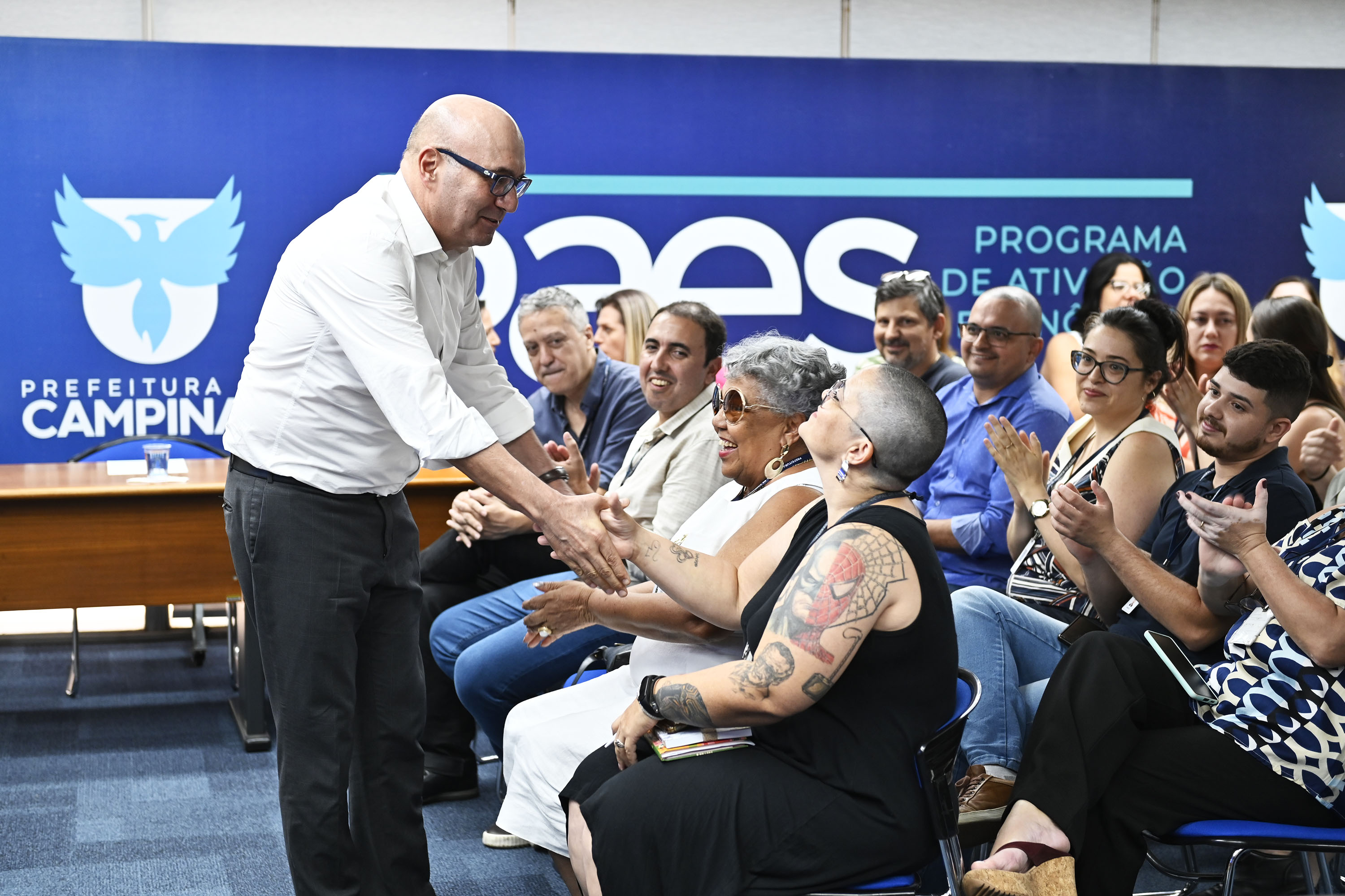 Prefeito cumprimenta servidoras homenageadas