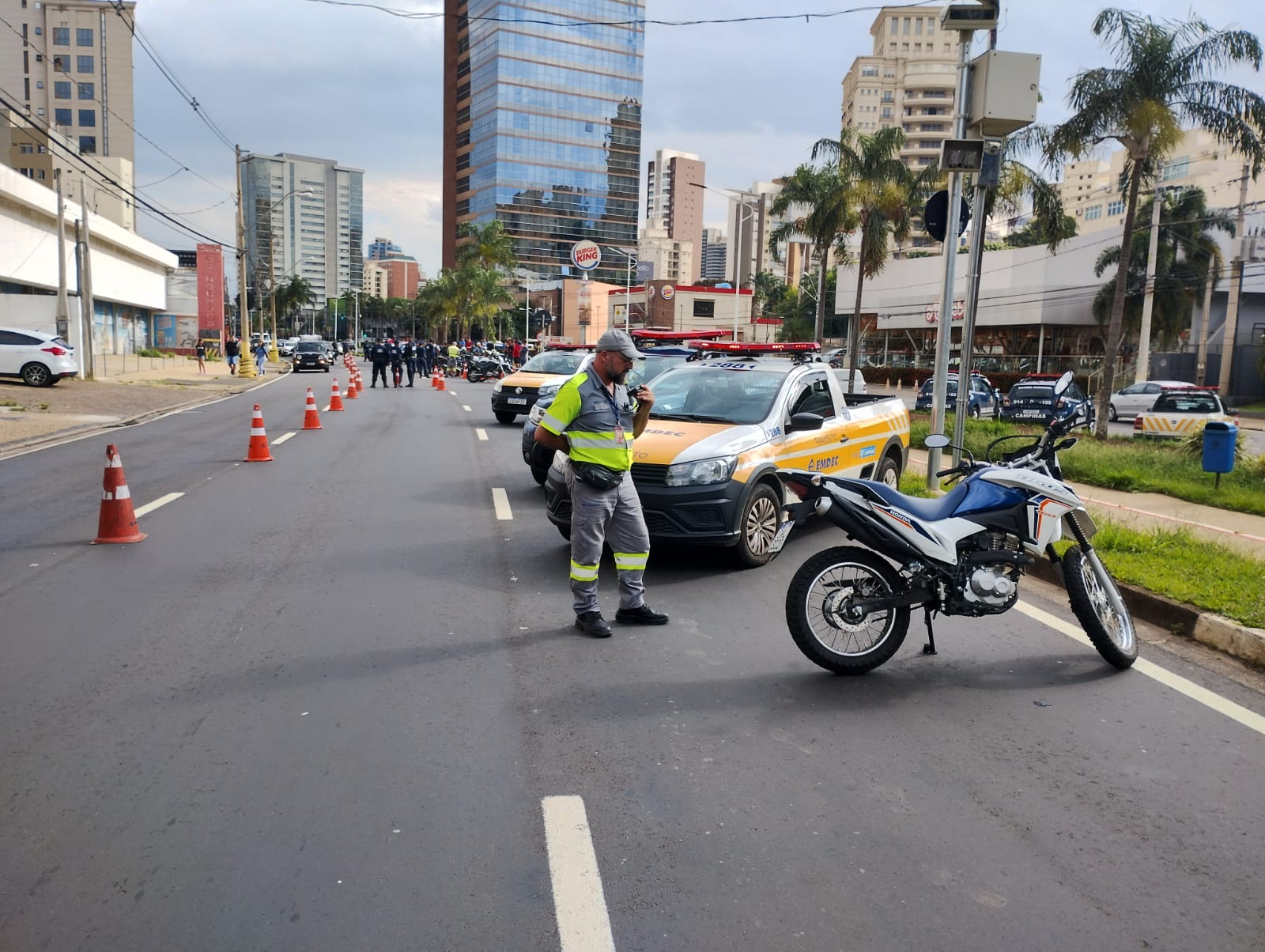 Agentes da Emdec e das forças policiais atuam para coibir comportamentos de risco no trânsito 