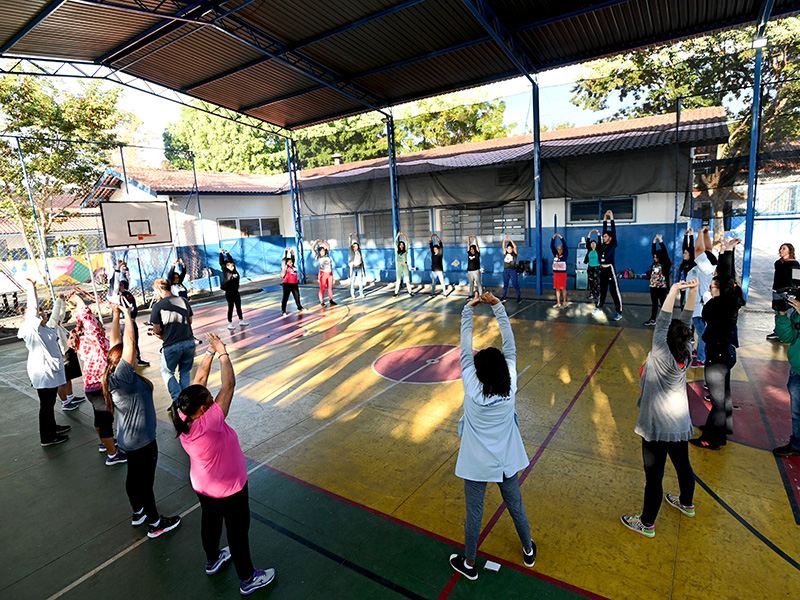 Aula de alongamento precedeu a atividade nas ruas do bairro