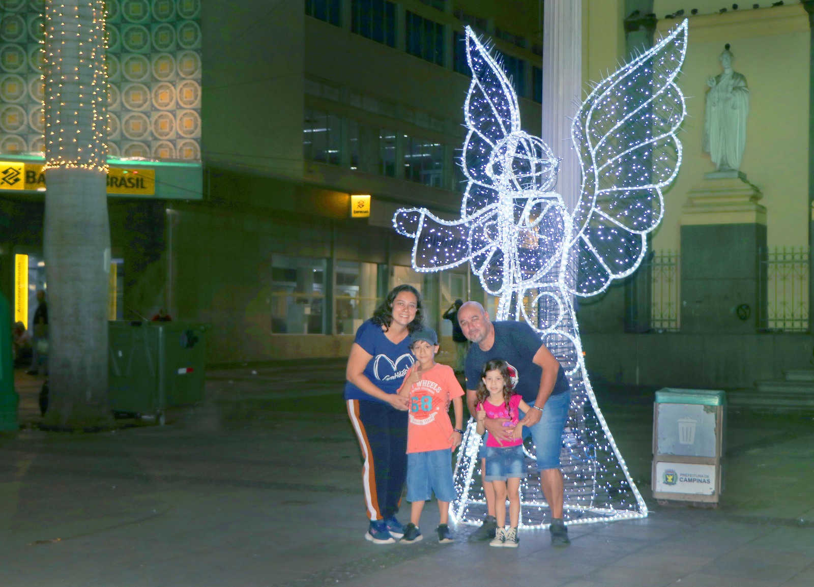 Famílias conferindo a decoração de Natal da cidade