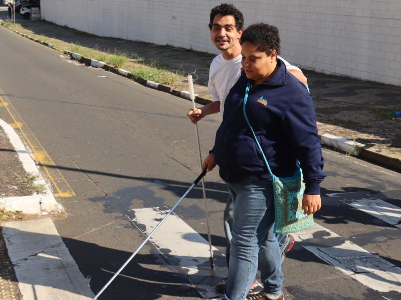 O casal de namorados Daniele Santos e Roberto Moreira já deixou o evento usando as tags para acionar o semáforo