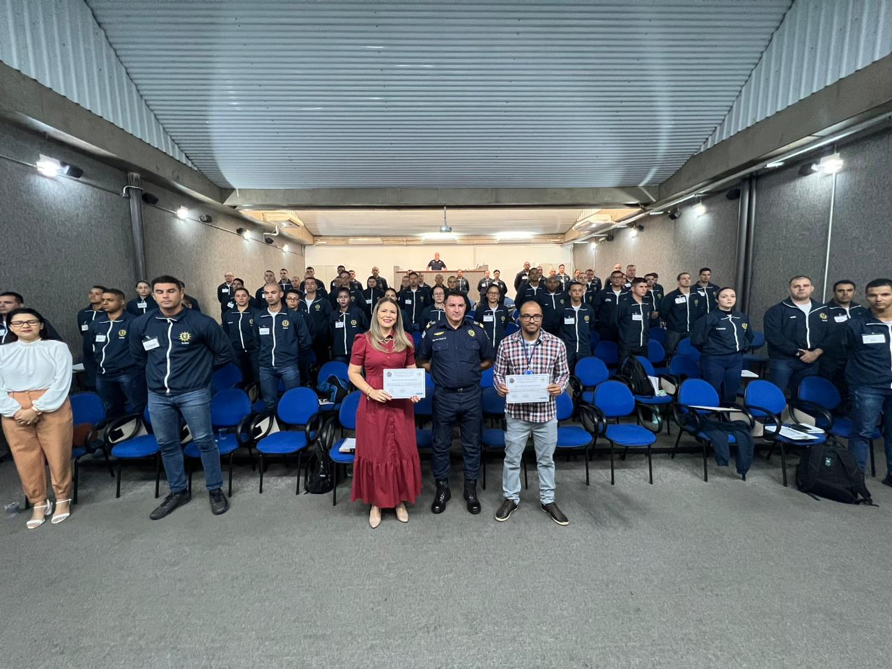 Vandecleya Moro e William Azevedo com os participantes da capacitação