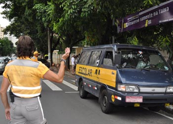 Agentes da Emdec monitoram entorno das escolas