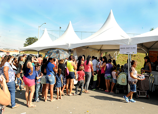 Pessoas fazem fila para atendimento