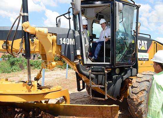 Jonas marca início das obras em máquina