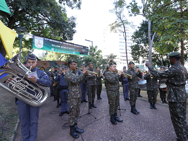 Banda da Escola de Cadetes executou os hinos