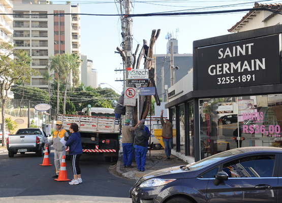 Equipe da prefeitura trabalha nas ruas do Cambuí