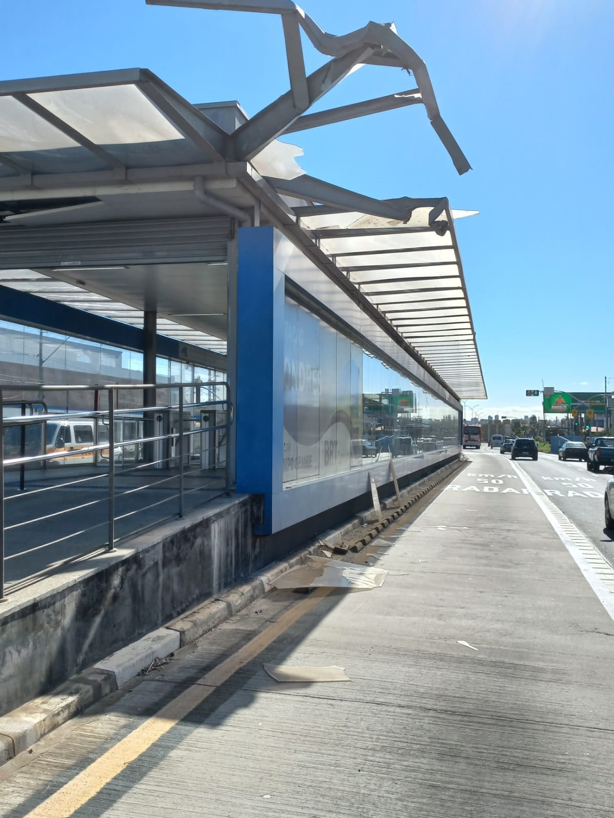 Estragos na Estação Londres do BRT causados por veículo de grande porte