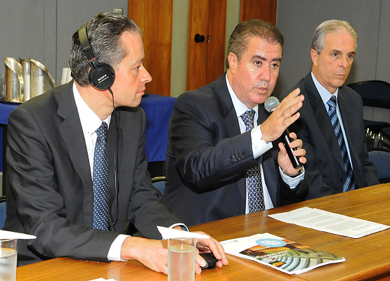 Prefeito fala durante reunião