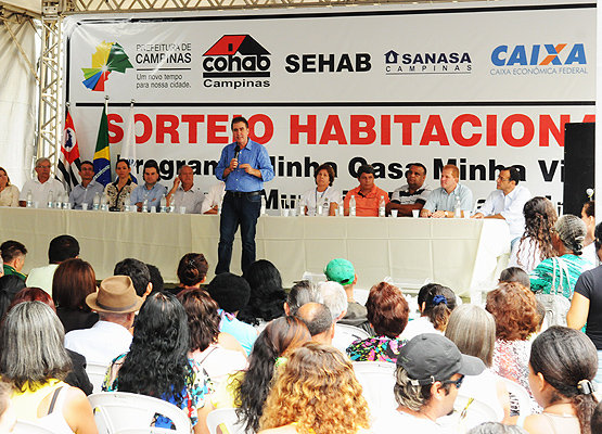 Prefeito discursa para os futuros moradores do residencial